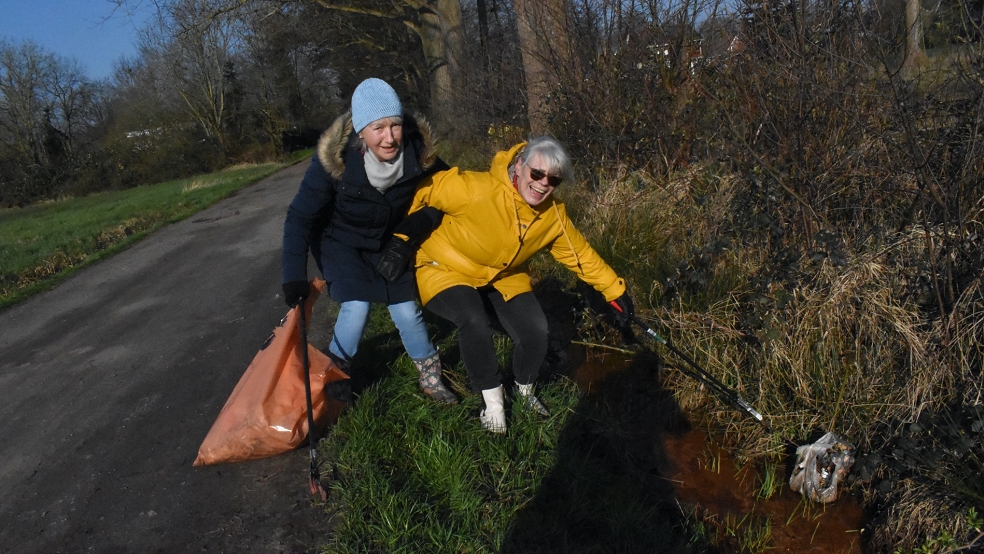 Vollen Einsatz zeigten Charlotte Steegen (links) und Beate Ebbe beim Umwelttag.  © Foto: Kuper