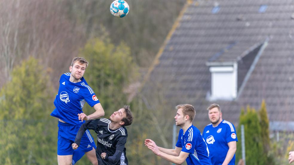 Oliver (links, in blau) und Marc Röskens (vorne rechts) können hier zwar erfolgreich verteidigen, doch die SG Collinghorst/Rajen war erneut zu stark für den TuS Holthusen.  © Foto: Jungeblut