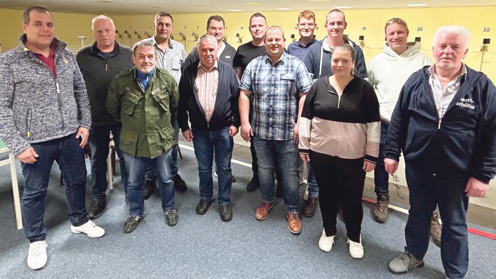 Der neue Vorstand des Schützenvereins Diele und Umgebung plant bereits die nächsten Aktivitäten. Auf dem Foto von links: Thorsten Holzgrabe, Erich Schröder, Rolf Krummbein, Joachim Haseborg, Jan-Dieter Janssen, Markus Leggedör, Matthias Menninga, Wenko Loerts, Wilko Meijer, Matthias Meyer, Iris Meijer, Arno Broers und Heinrich Meijer. © Foto: Schützenverein Diele