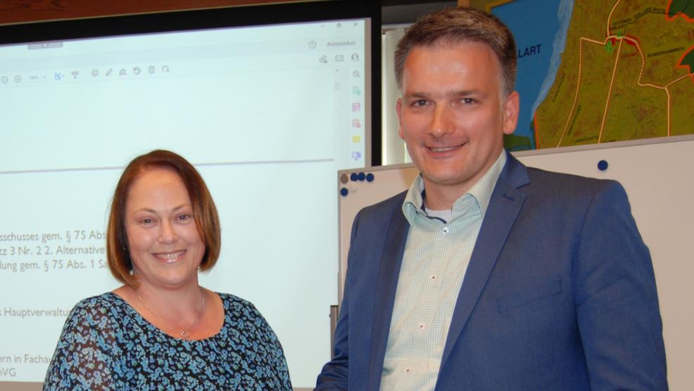 Bürgermeister Uwe Sap - hier mit seiner Zweiten Stellvertreterin Ilona Meyer - rechnet damit, dass die Gemeinde Bunde 200.000 Euro als Anteil bekommt.  © Archivfoto: Hoegen