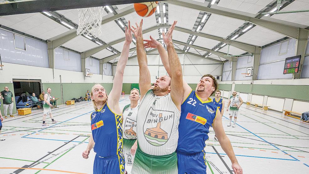 Unter dem Korb war Marco Janßen (mittig, hier gegen Wiesmoor) auch gegen Bürgerfelde III kaum zu bremsen.  © Foto: Bruins