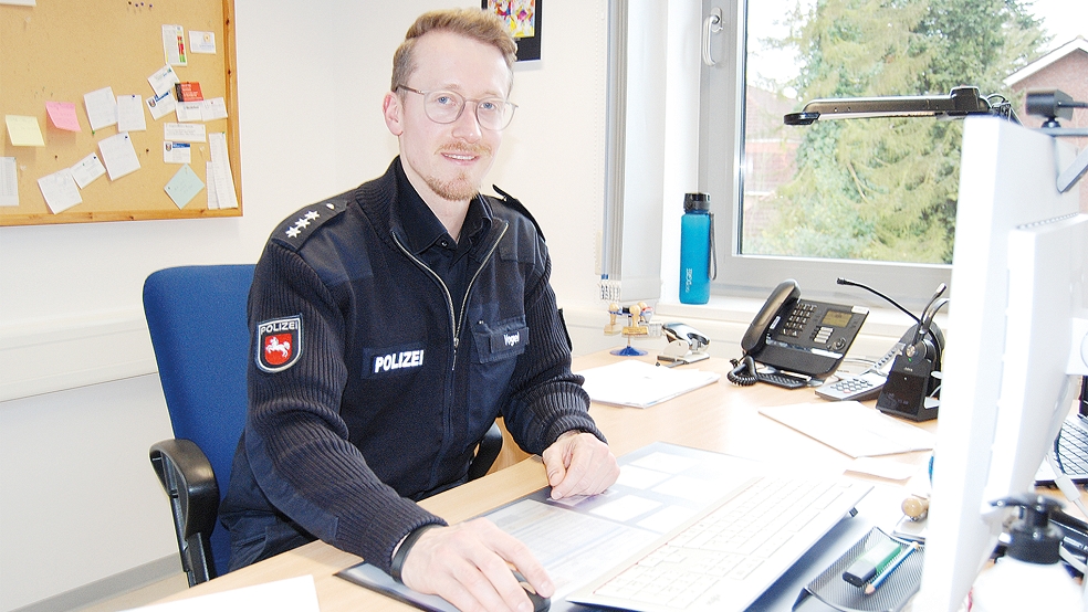 Polizeioberkommissar Adrian Vogel leitet die Polizeistation in Weener.  © Foto: Hoegen
