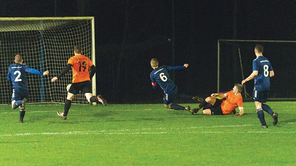 In dieser Szene überwindet Wymeer-Boens Marco Dreesmann (oranges Trikot, liegend) Möhlenwarfs Keeper Peter Rand, der vom Torschützen verdeckt wird.  © Foto: Zuidema