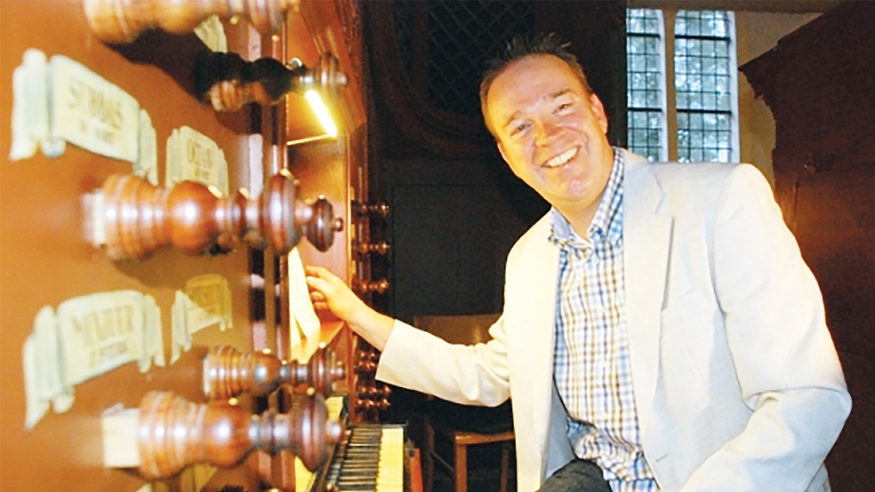 Ludolf Heikens ist an der Orgel zu sehen.  © Foto: Kuper