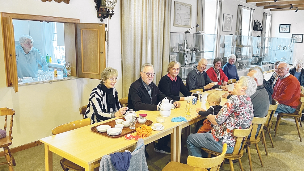Die fleißigen Helfer vom Heimatverein stärken sich bei einer Tee-Pause nach dem Frühjahrsputz im Heimatmuseum in Weener. Auch der kleine Henk (auf dem Schoß von Vorsitzender Margarethe von Glan-Hesse) war dabei.  © Foto: privat