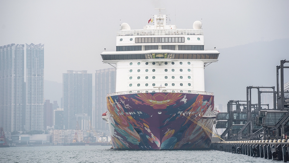 Der Schiffsrumpf war auf der Meyer Werft knallbunt gestaltet worden. Mit Blick auf den arabischen Kreuzfahrtmarkt soll der Ozeanriese einen neuen Außenanstrich erhalten.  © Foto: Geovien So (dpa)