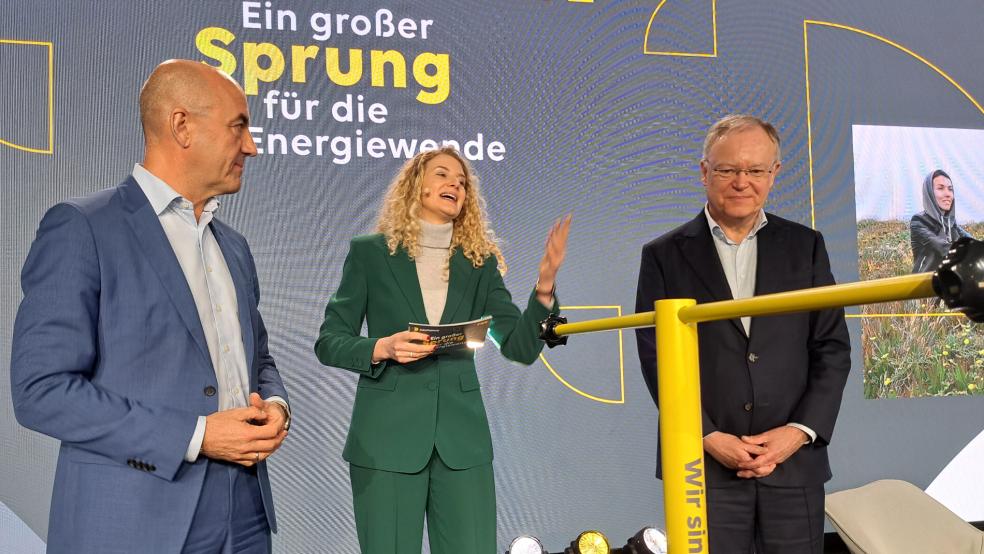 Auf dem Festakt am Montag hatte EWE-Chef Stefan Dohler (links), hier mit Moderatorin Lis Blume und Ministerpräsident Stephan Weil, die Wasserstoff-Pläne des Oldenburger Energieversorgers in den Mittelpunkt gestellt. © Szyska