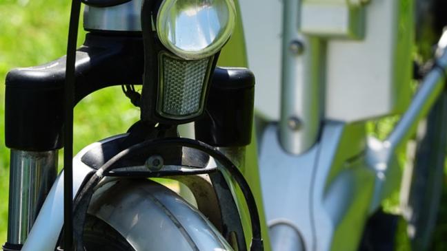 Autofahrer streift Vorderrad von Pedelec und flüchtet