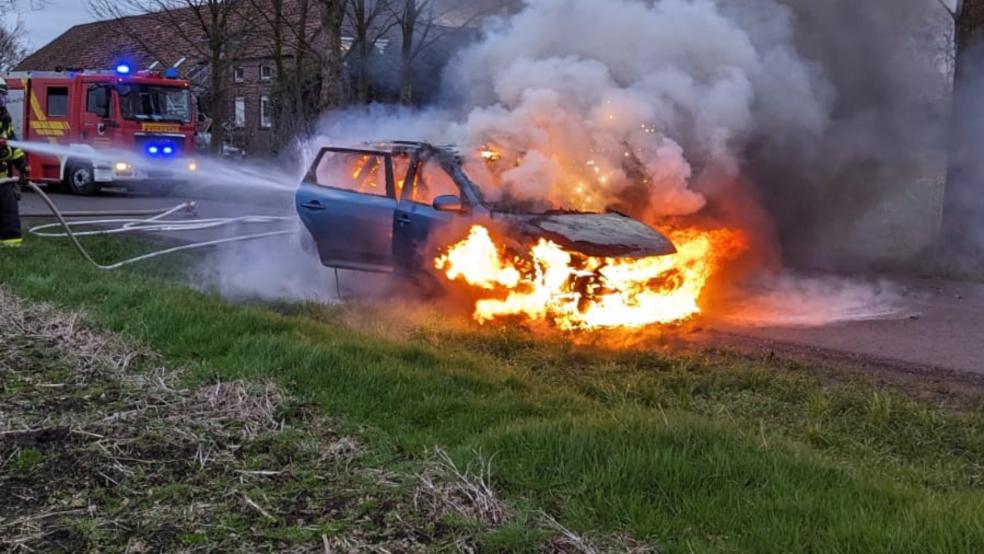  An der Russenstraße in Flachsmeer brannte ein Auto am Donnerstagnachmittag vollkommen aus.  © Fotos: Bruns/Feuerwehr