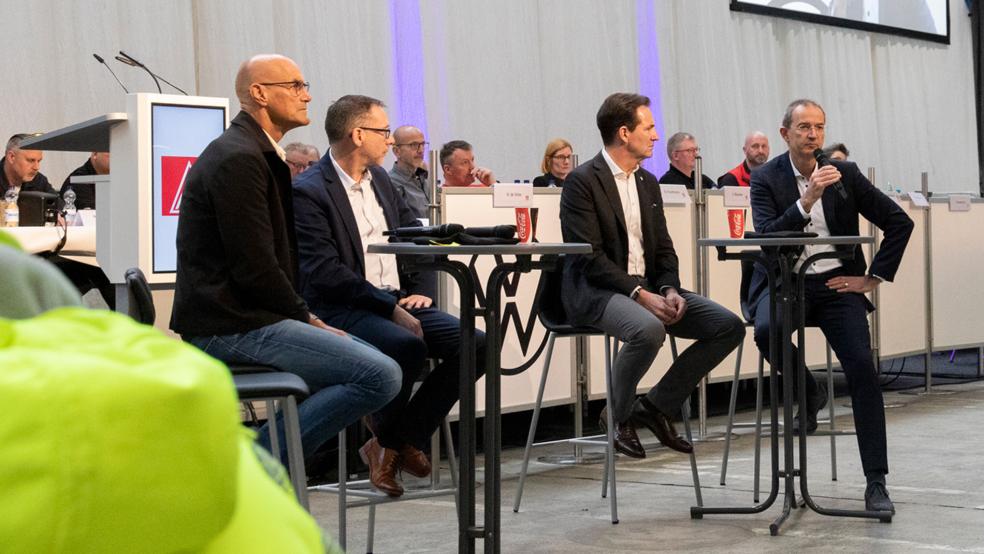 Während der 45-minütigen Podiumsdiskussion beantworteten (von links) Manfred de Vries und Manfred Wulff vom Betriebsrat des VW-Werkes, Marken-Chef Thomas Schäfer und Werkleiter Uwe Schwartz Fragen der Mitarbeiter.  © VW