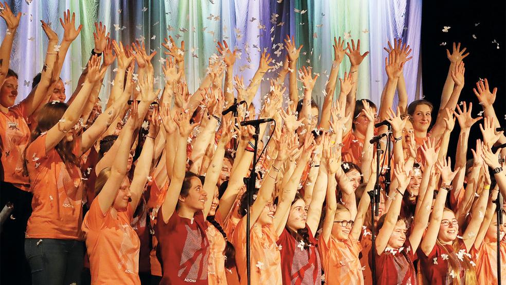 Ein beeindruckendes Bild bot sich in dieser Szene des Musicals »Petrus - Der Apostel«. Die 70 jungen Darsteller wussten zu überzeugen.  © Foto: Ammermann