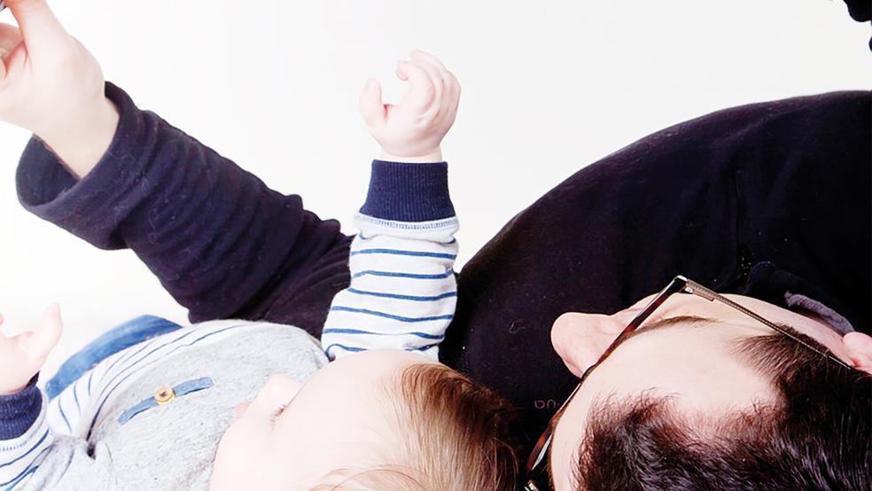 Vater und Sohn: Neben der familiären Erziehung hat auch die erzieherische Arbeit in Kindertagesstätten einen hohen Stellenwert.  © Foto: Pixabay