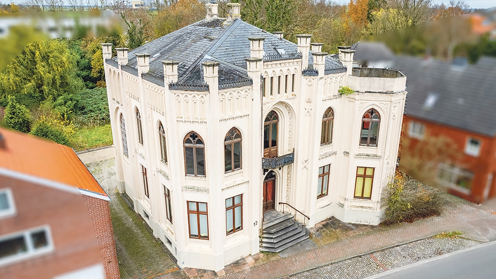 Der Name »Villa Bärchen« des etwa 1860 erbauten Hauses in der Neuen Straße 12 in Weener geht auf den ehemaligen Besitzer Max Erwin Bärchen zurück.  © Foto: BS Immobilien Kontor
