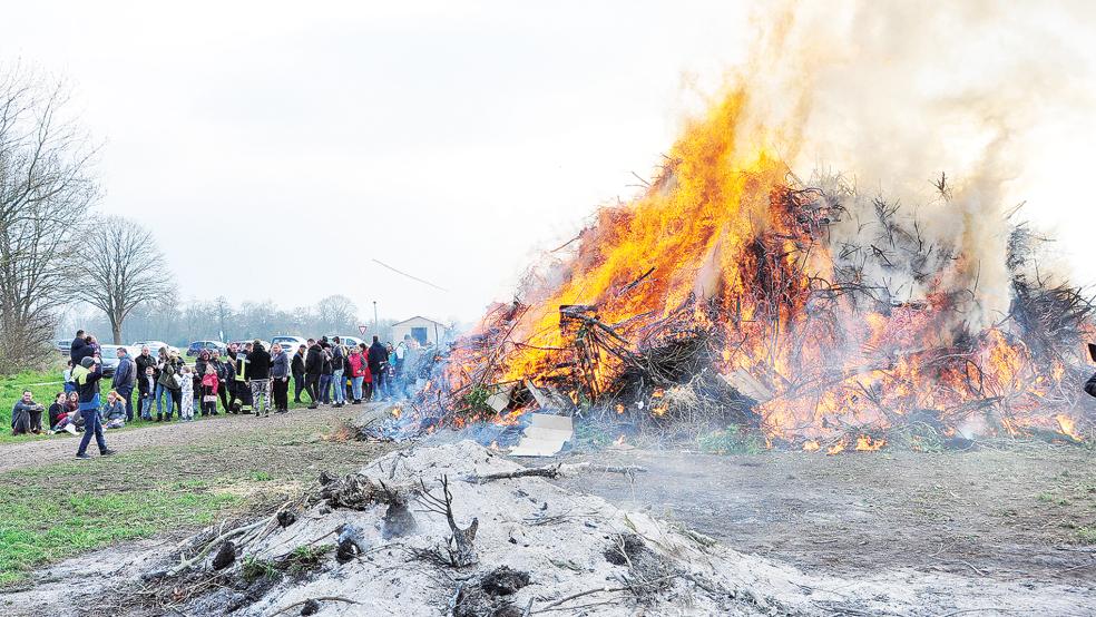 Auch an der Boenster Straße in Bunde findet wieder ein Osterfeuer statt.  © Foto: Wolters/Archiv