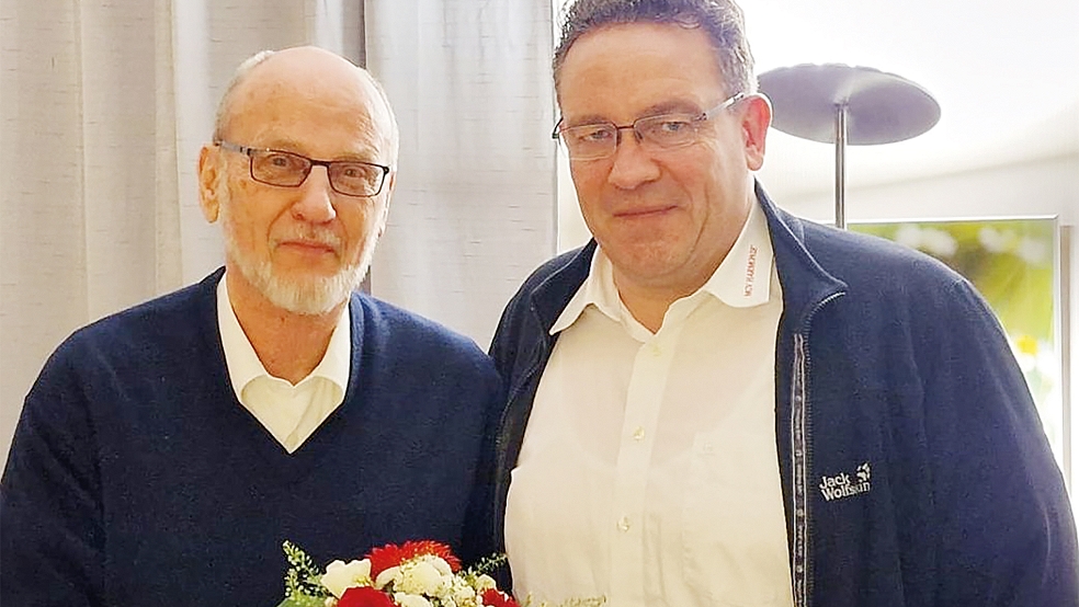 Bernhard Oltmanns (links) hört nach 20 Jahren als Kassenwart auf und bekam von Detlef Troff Blumen.  © Foto: Mertsch