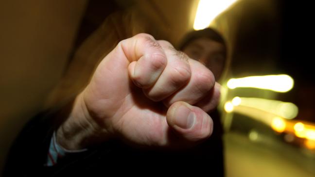 16-Jähriger zu Boden geschlagen und getreten