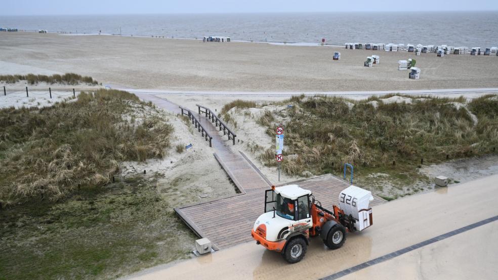 In Norddeich werden die Strandkörbe wieder an den Strand gebracht.  © dpa/Penning