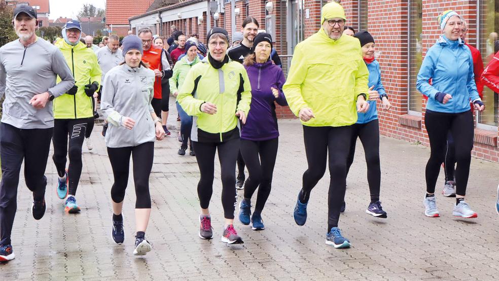 90 Sportlerinnen und Sportler gingen bei nasskalten Bedingungen auf die Streck in Bunde.  © Foto: Ammermann