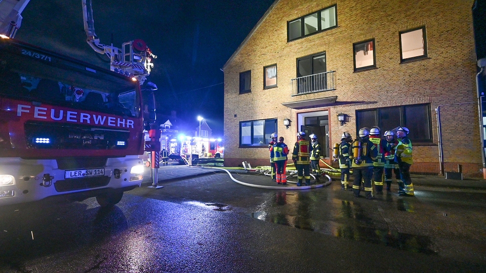 Nach dem Brand in der Sammelunterkunft für Geflüchtete in Weener hat die Polizei das Gebäude für Ermittlungen zur Ursache beschlagnahmt. © Bruins