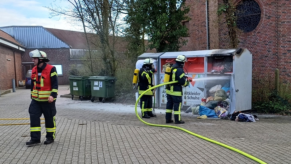 Die Feuerwehr Weener löschte heute einen brennenden Altkleidercontainer auf einem Parkplatz an der Kirchhofstraße. © Feuerwehr/Rand