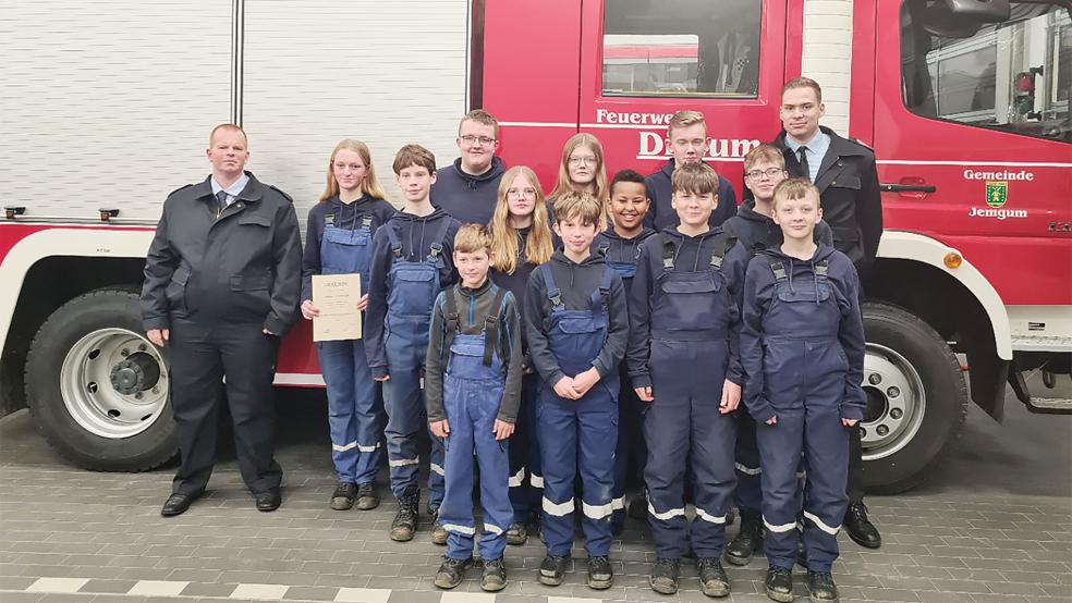 Die Jugendfeuerwehr Ditzum mit ihrem Leiter Matthias Saadthoff (links) und dessen Stellvertreter Henning Pruin (rechts) hatte ein erlebnisreiches Jahr 2023. Amber van der Zijl (links mit Urkunde) ist »Mitglied des Jahres 2023«.  © Foto: Feuerwehr/Stahlhut