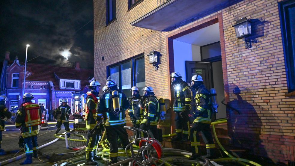 Nach Angaben der Feuerwehr stand das betroffene Zimmer in Vollbrand, als die Einsatzkräfte eintrafen. Das gesamte Haus sei verqualmt gewesen, auch mit einem Hochdrucklüfter sei dieses Problem nicht kurzfristig zu lösen, so Pressesprecher Joachim Rand. © Bruins