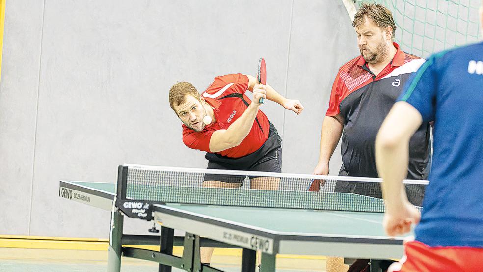 Carsten Frikke (links) und Rainer Smidt drehten ihr Doppel nach einem 1:2 noch in einen 3:2-Sieg.  © Foto: Jungeblut