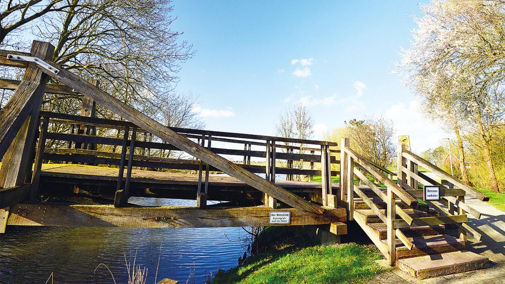 Die Brücke über das Sieltief in Ditzumerverlaat ist in die Jahre gekommen und nicht mehr tragfähig.  © Foto: Lindemann