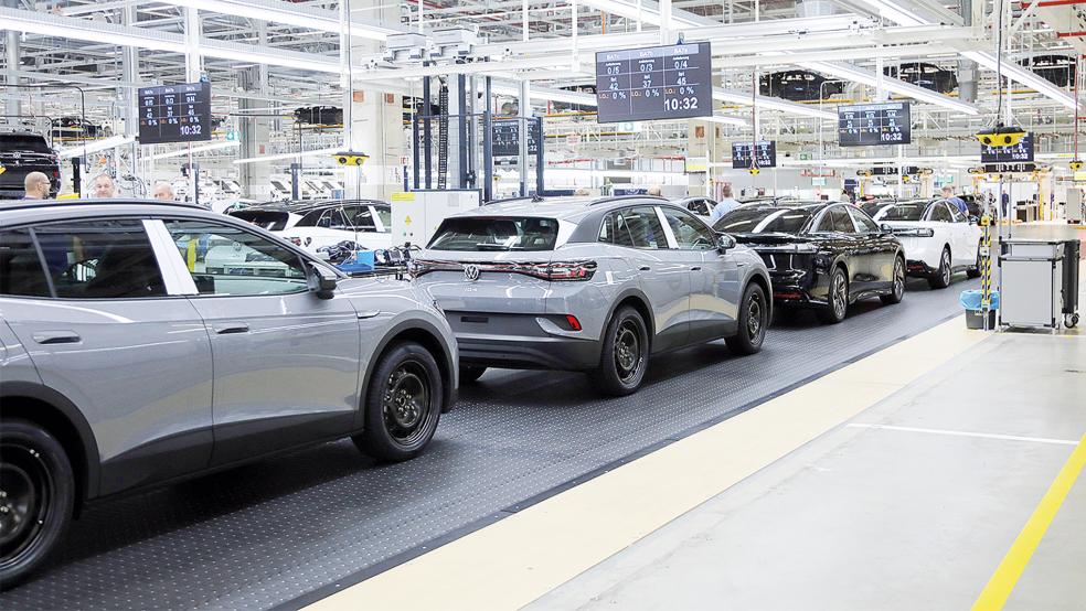 Ein Blick in die Werkshallen von VW in Emden.  © Foto: Banik
