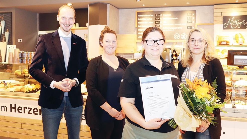 Dirk Bleeker (links) besuchte die Ostfriesischen Beschäftigungs- und Wohnstätten in Emden und gratulierte Jennifer Hillebrecht, Umschülerin Lisa Rietig und Antje Tammen zur Auszeichnung.  © Foto: HWK