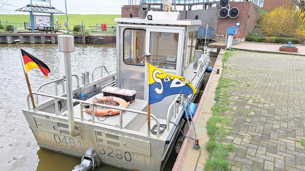 Nach einer erfolgreichen Probefahrt im Hafen von Weener machte die Friesenfähre heute vor der Schleuse fest. Die Fährzeiten der am Ostermontag beginnenden Saison sind online unter www.suedliches-ostfriesland.de/friesenfaehre abrufbar.  © Foto: Szyska