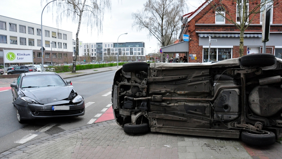 Die Autos einer 52-jährigen Frau aus Weener (links) und eines 36-jährigen Mannes aus Hannover (rechts) wurden beim Zusammenstoß erheblich beschädigt. © Wolters