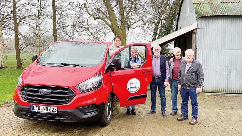 Einen einzigartigen Mobilitäts-Service bietet der Awo-Ortsverein Wymeer-Boen mit seinem täglichen Fahrdienst, organisiert vom Vorstand mit (von links) Bianca Yzer, Manuela Huisinga-Pauk, Georg Huisinga als Vorsitzender, Gebhard Meyer und Peter Brink.  © Foto: Kuper