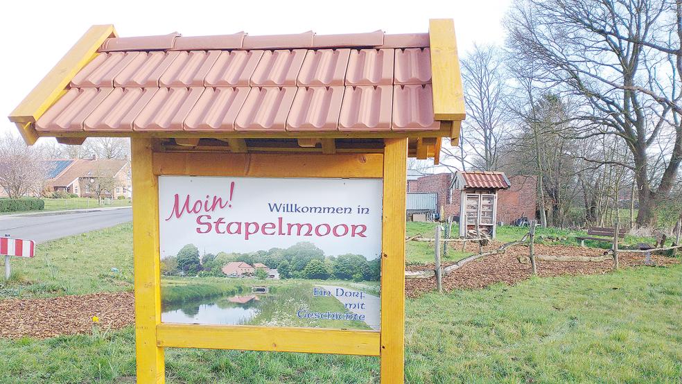 Drei neue Willkommensschilder in Haus-Form hat der Dorfverein jetzt an den Ortseingängen aufgestellt.  © Foto: privat