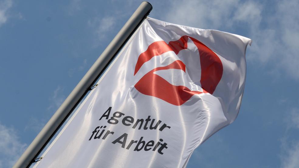 Im Landkreis Leer waren im März 5584 Menschen als arbeitslos registriert, das ist ein Rückgang um 159 gegenüber dem Februar (minus 2,8 Prozent). Die Quote verringerte sich auf 6,1 Prozent (5,9 Prozent im März 2023). © Hirschberger (dpa/Symbolfoto)