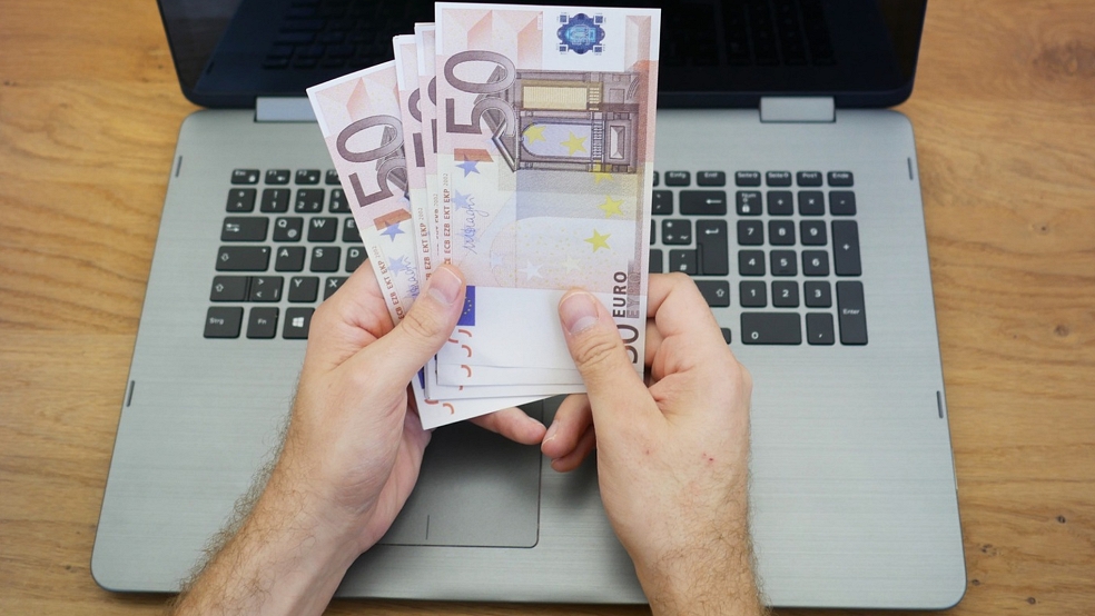 Nachdem ihm per E-Mail ein Millionengewinn in Aussicht gestellt wurde, überwies ein 75-jähriger Emder immer wieder Geldbeträge auf ein ausländisches Bankkonto. © Pixabay (Symbolfoto)