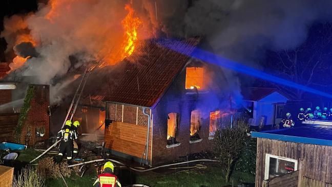 Familie rettet sich aus brennendem Haus