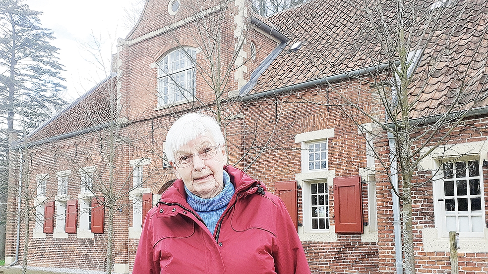 Die 87-jährige Marlene Rothermund war 25 Jahre lang als Gästeführerin im Rheiderland aktiv. Mit dem Steinhaus in Bunderhee verbindet sie dabei noch mehr.  © Foto: Berents