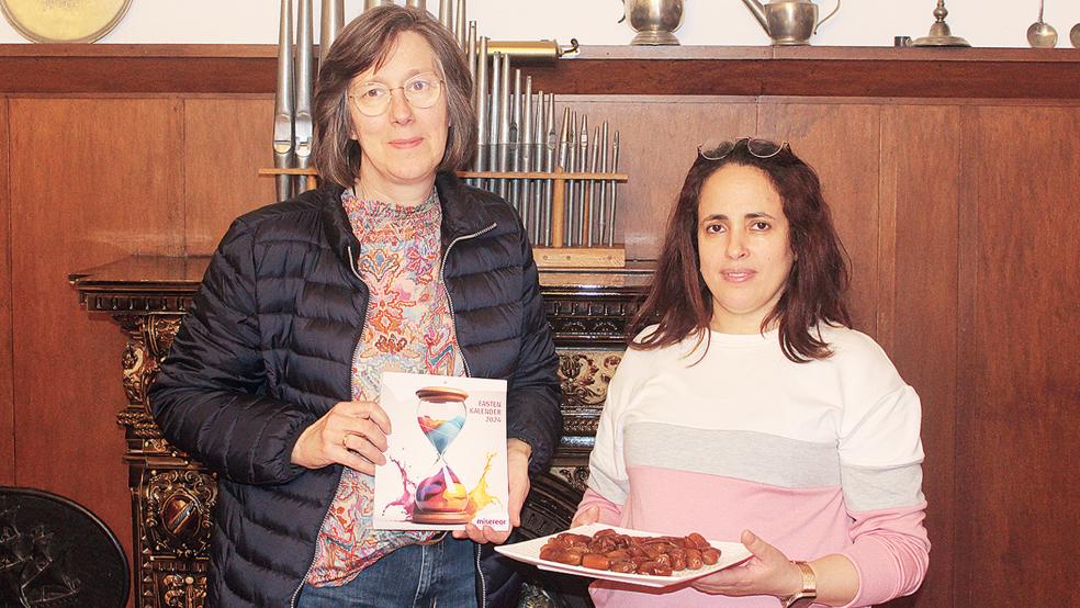 Christiane Siepker und Naima Michel haben bei ihrem Besuch mitgebracht, was sie tagtäglich in der aktuellen Fastenzeit begleitet: einen Fastenkalender und Datteln. Bei der Art des Fastens gibt es viele Gemeinsamkeiten – aber auch entscheidene Unterschiede.  © Foto: Marieke Koetsier