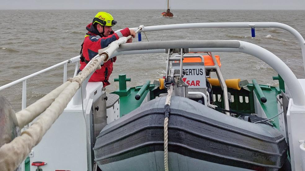 Der Seenotrettungskreuzer "Eugen" der Station Norderney nahm das havarierte Plattbodenschiff in Schlepp. © DGzRS