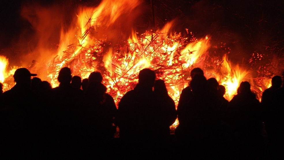 Geselligkeit am wärmenden Osterfeuer steht heute und morgen im Rheiderland im Mittelpunkt. © Pixabay (Symbolfoto)