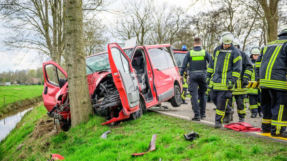 Die Feuerwehr befreite einen eingeklemmten Beifahrer mit hydraulischem Rettungsgerät aus dem stark beschädigten Unfallwagen. © Bruins