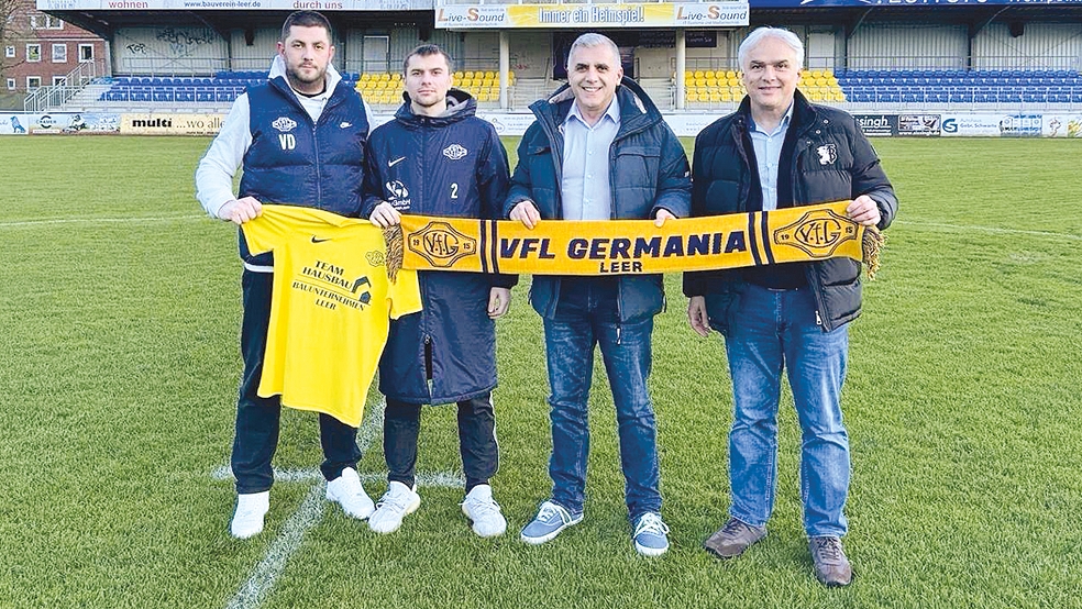 Valeriu Gaiu (Zweiter von links) wurde von den Fußballobmännern Vitali Daniltschenko (von links) und Necmettin Celik sowie dem 2. Vorsitzenden des VfL Ferhat Özdemir präsentiert.  © Foto: privat