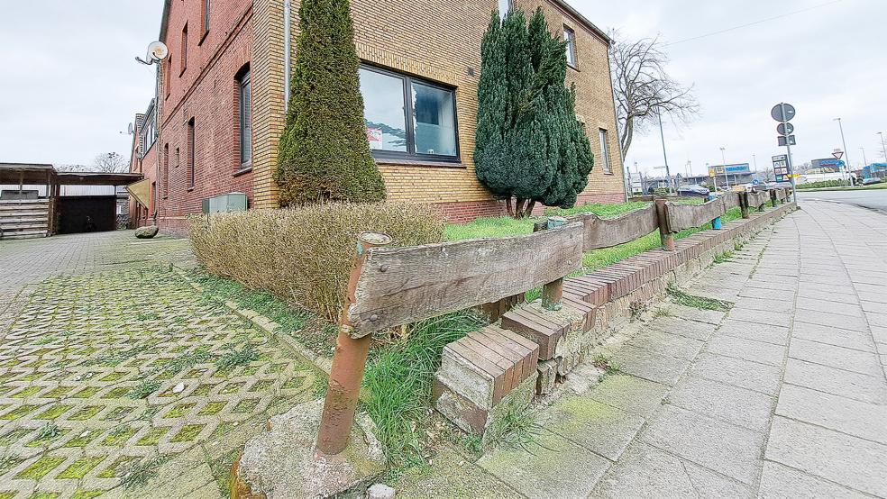 Die Schäden an der Mauer zur Grundstückseinfassung sind bereits vor mehreren Jahren entstanden.  © Fotos: Szyska