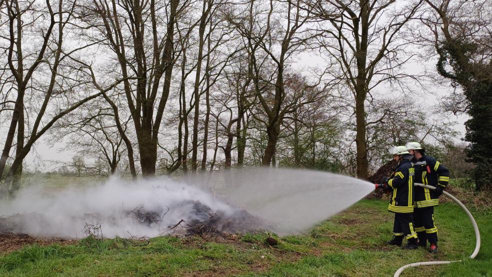 Das Osterfeuer konnte schnell mit dem Wasser aus dem Fahrzeugtank abgelöscht werden. © Feuerwehr/Rand