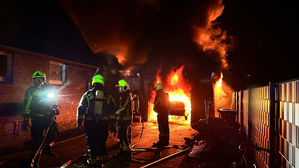 Ein Großaufgebot der Feuerwehr konnte verhindern, dass der Brand auf das an die Garage angrenzende Wohnhaus übergriff. © Feuerwehr