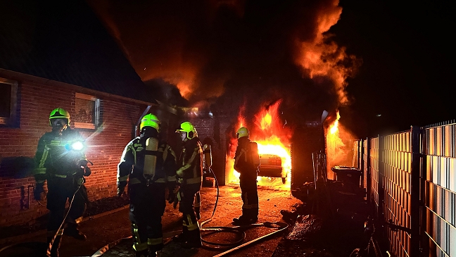 Garage und Oldtimer durch Feuer komplett zerstört