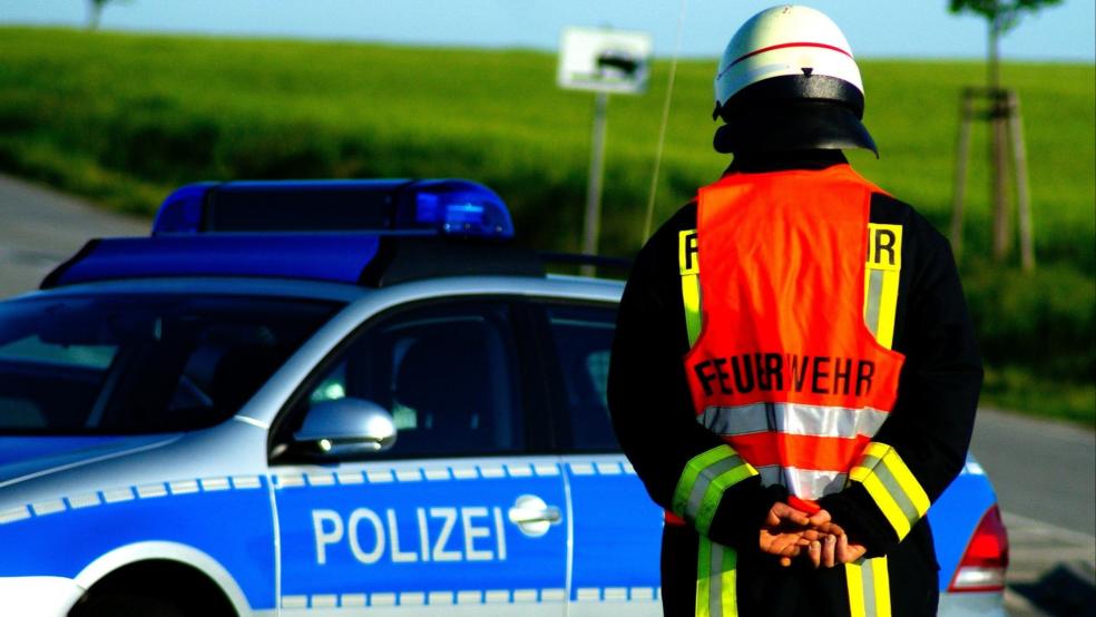 Feuerwehr und Polizei, hier ein Symbolfoto, waren gestern auf der Autobahn 28 im Einsatz. Hier brannte in Höhe Filsum ein Auto. © Pixabay