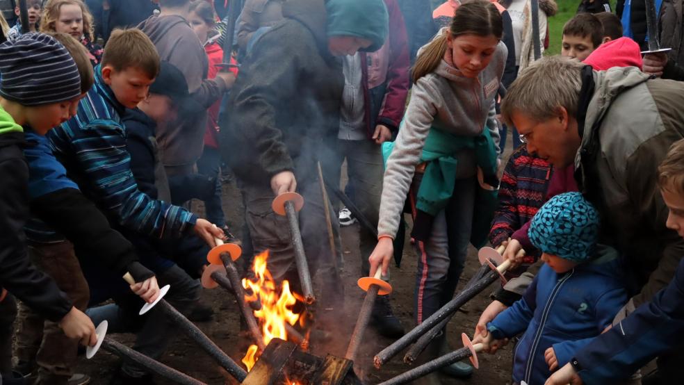 Viel Spaß hatten die Kinder bei dem Anzünden der mehr als 150 Fackeln. Nach einem Fackelumzug zündeten die Kinder gemeinsam mit der freiwilligen Feuerwehr Stapelmoor das Osterfeuer an. © Ammermann