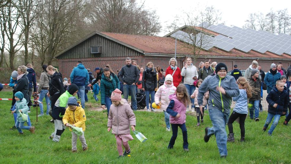 Kein Halten gab es für die Kinder, als der Startschuss für das Ostereiersuchen am Schützenhaus fiel. © Hoegen